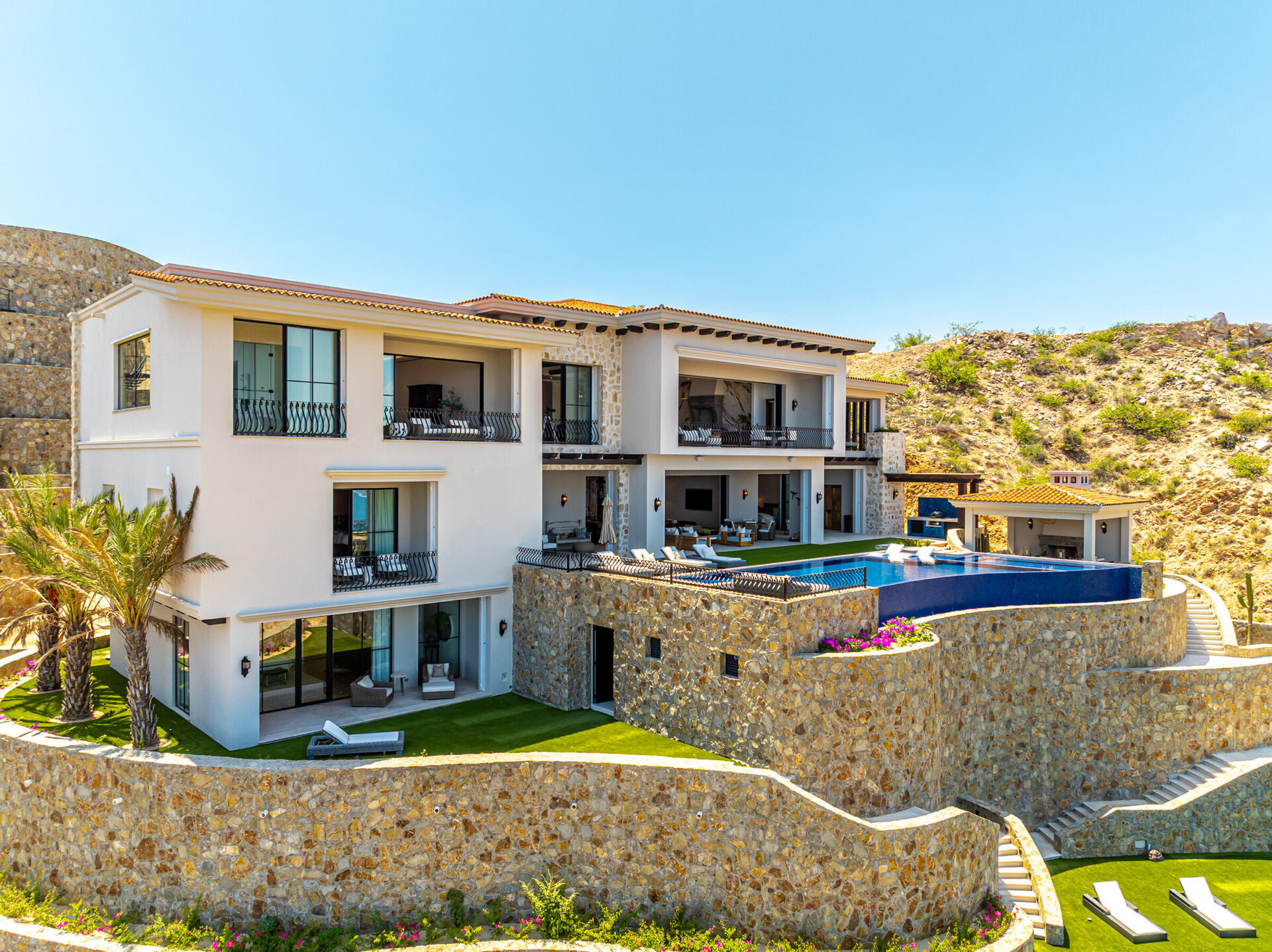 Stone-clad estate with infinity pool in Villas del Mar, Palmilla