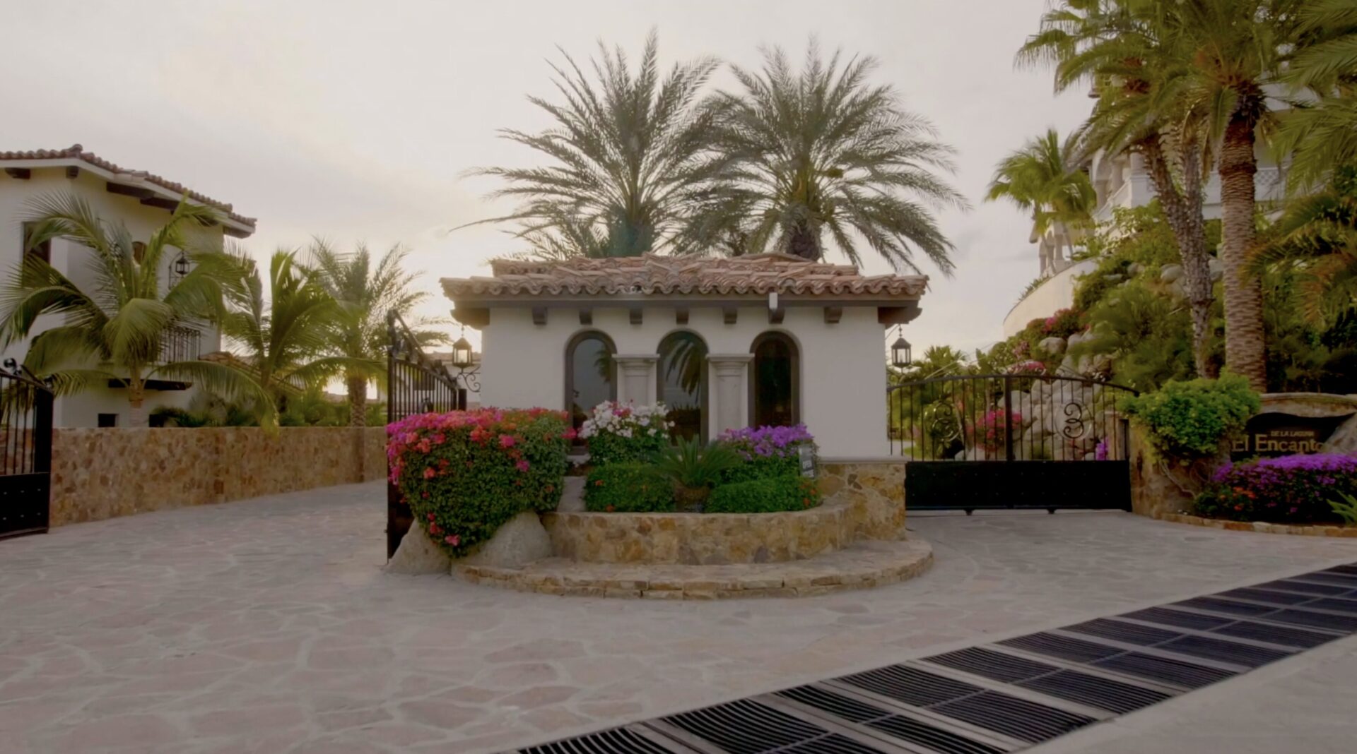 Guarded entrance gate at El Encanto de la Laguna, San José del Cabo