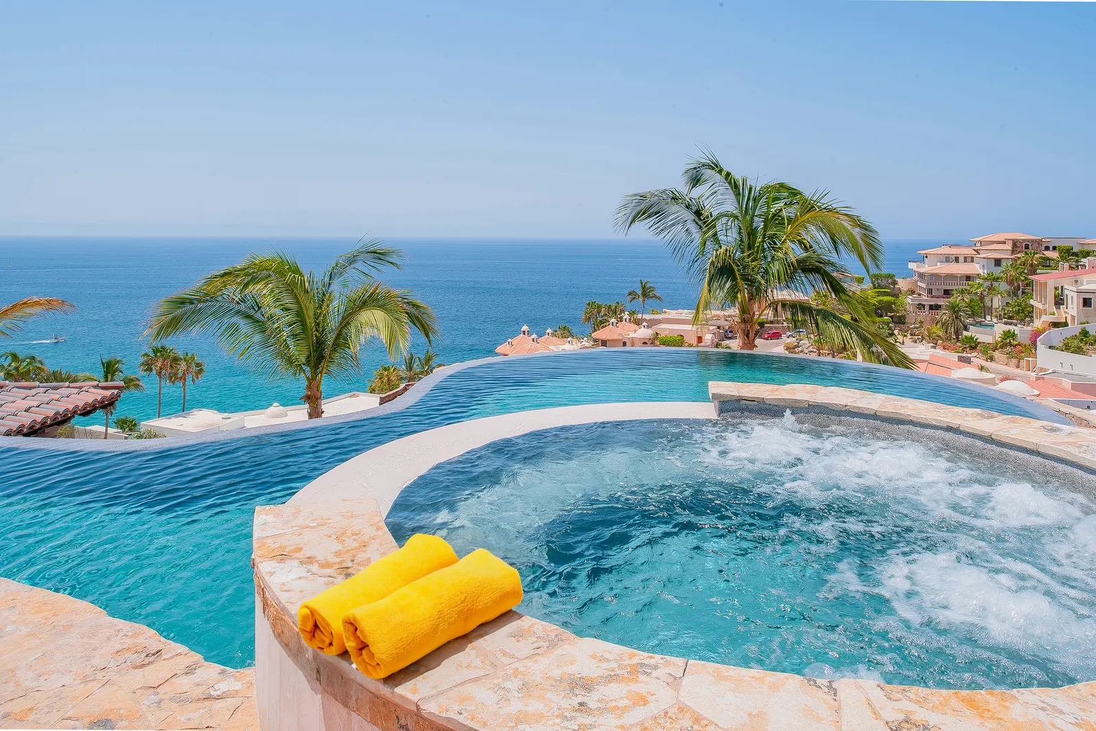 Hot tub and infinity pool of a Pedregal villa overlooking the Pacific